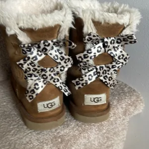 Girls’ UGG Bailey Bow II -tan and leopard boots