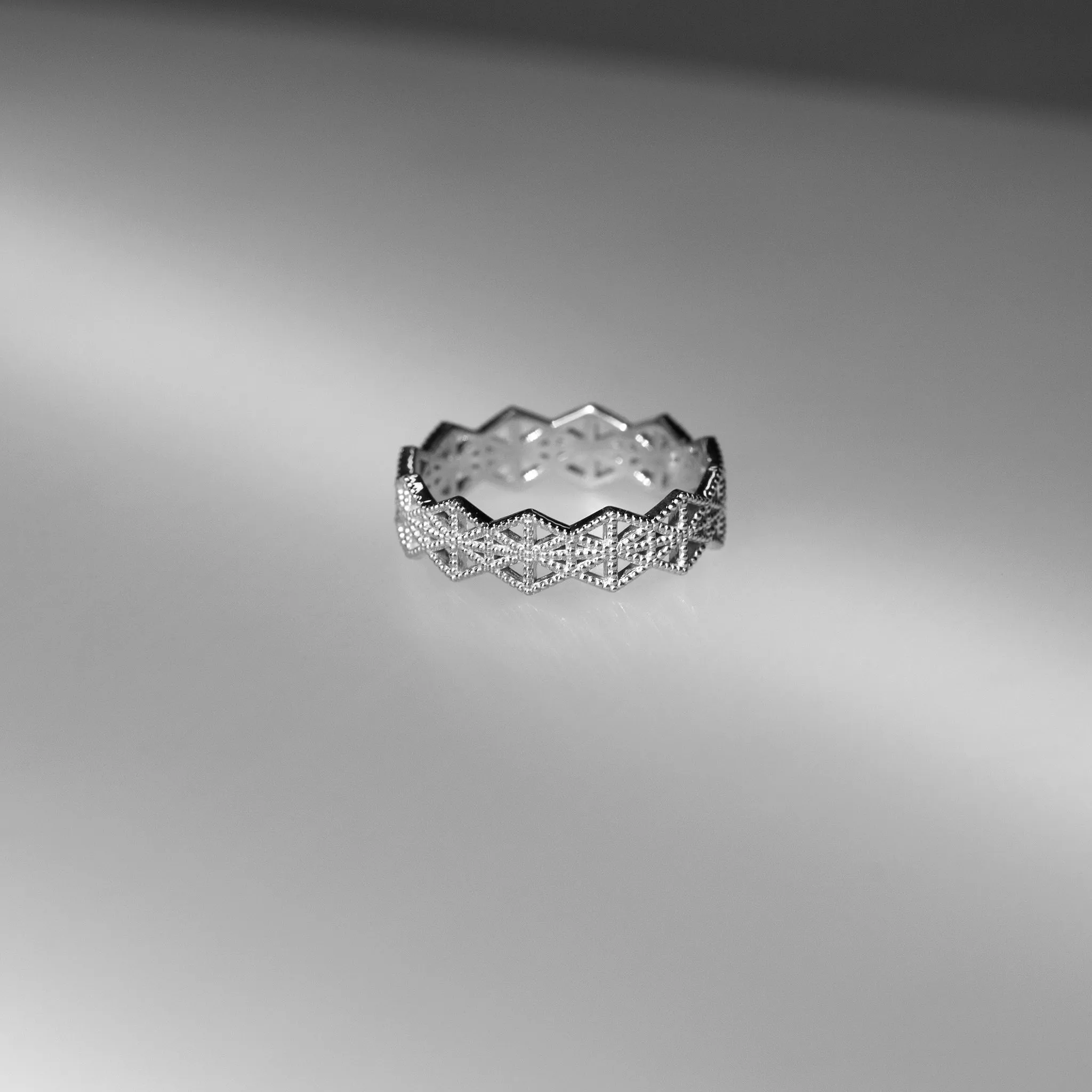 Lace Deco Pointed Band