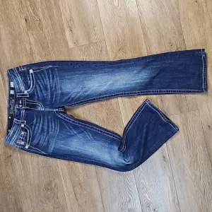 Miss Me Easy Boot Mid Rise Curvy Fit Embroidered Flap Pocket Dark Wash Jean